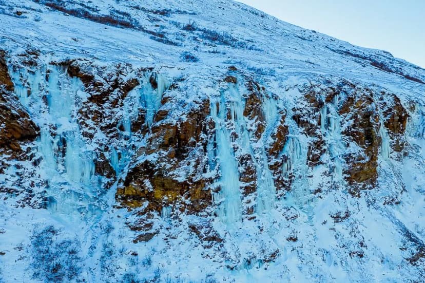 Isarna på Njullas nordsida, ses från vägen