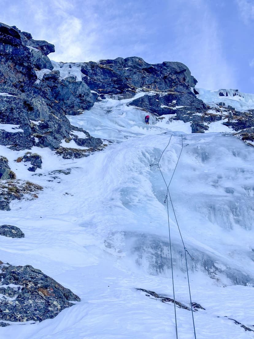 En av isarna mitt emot fjällstationen